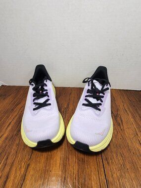 HOKA Arahi Women’s running shoe.